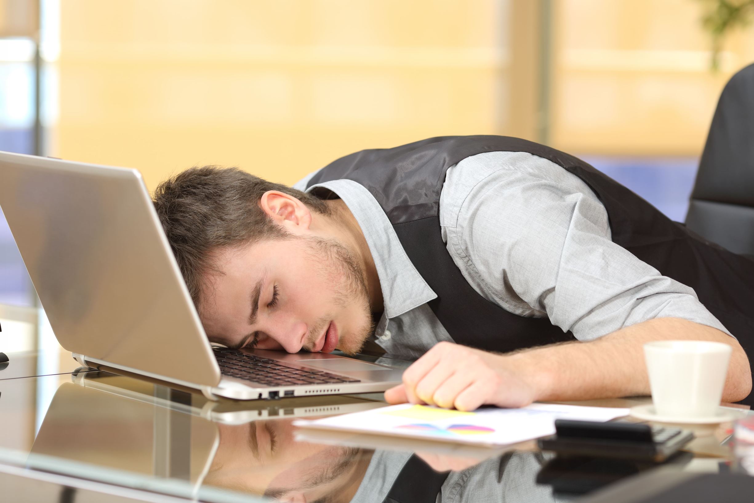 hombre con narcolepsia dormido encima de su ordenador