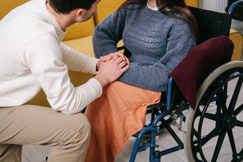 Mujer con osteoartritis en silla de ruedas