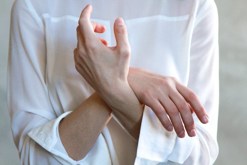 manos de mujer con artritis reumatoide